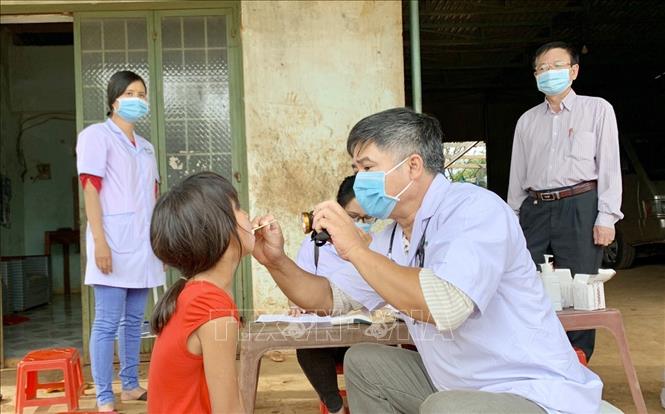 Ngành y tế tỉnh Gia Lai thực hiện khám sàng lọc cho người dân tại làng Bông Hiot, xã Hải Yang, huyện Đak Đoa- nơi có ca bệnh bạch hầu  tử vong . Ảnh minh họa: TTXVN
