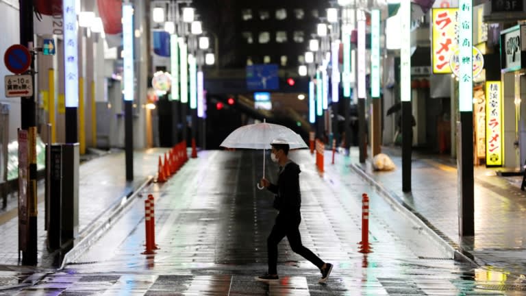 Khu Shinjuku vốn thường ồn ào của Nhật Bản đã vắng vẻ khi Tokyo rơi vào tình trạng khẩn cấp vào tháng 4. Ảnh: Reuters