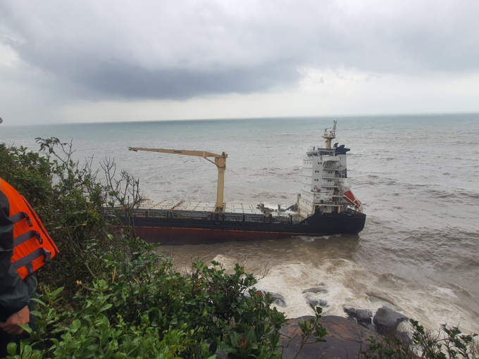 Tàu JAKARTA bị mắc cạn tại khu vực bãi Chuối dưới chân đèo Hải Vân (Thừa Thiên - Huế) trước đó. Ảnh: báo Nông Nghiệp