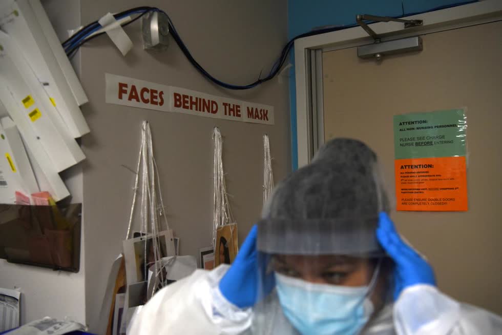 Nhân viên y tế đặt thiết bị bảo vệ khi điều trị bệnh nhân nhiễm COVID-19 tại Trung tâm Y tế United Memorial, Houston, Texas, Mỹ. Ảnh: Reuters.