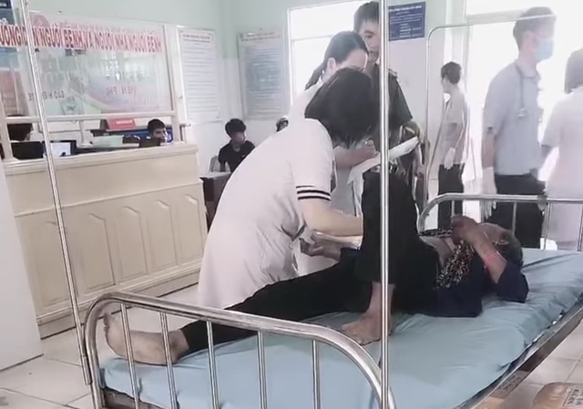 Một nạn nhân được cấp cứu ở bệnh viện Ngọc Hồi. Ảnh: Dân trí