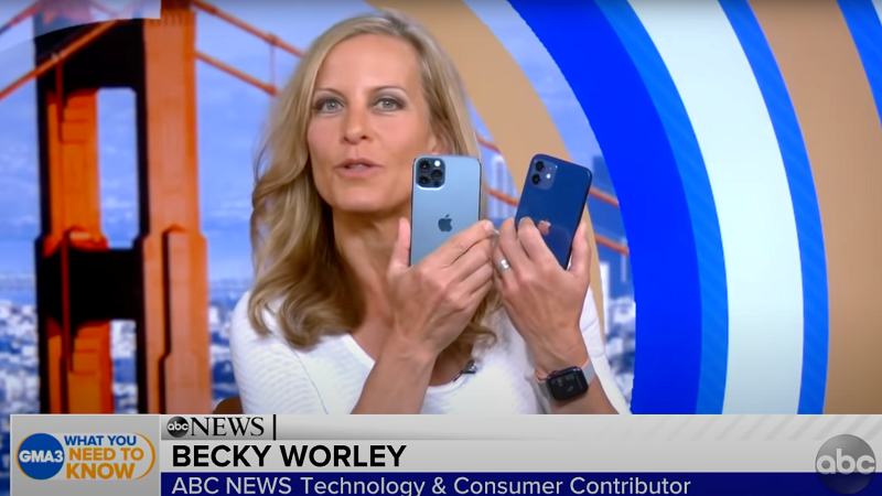   Theo Worley, hai thiết bị mà cô nhận được từ Apple là iPhone 12 màu xanh dương và iPhone 12 Pro màu xanh Pacific Blue. Quan trọng hơn, đây đều là hai tùy chọn màu sắc nổi bật nhất trong dòng sản phẩm iPhone năm nay.  