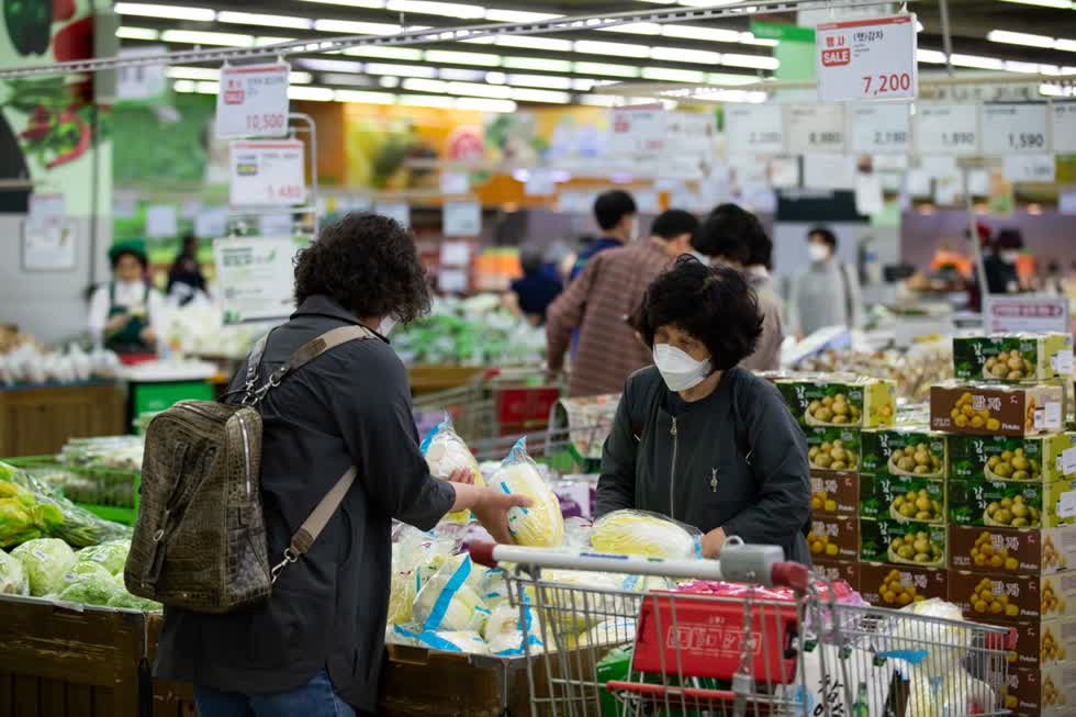 Khách hàng kiểm tra bắp cải tại một siêu thị Hanaro Mart ở Seoul, Hàn Quốc. Ảnh: Bloomberg