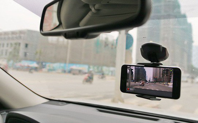 Kích thước Camera hành trình không nên qua lớn, tránh làm hạn chế tầm nhìn và gây phân tâm cho tài xế.