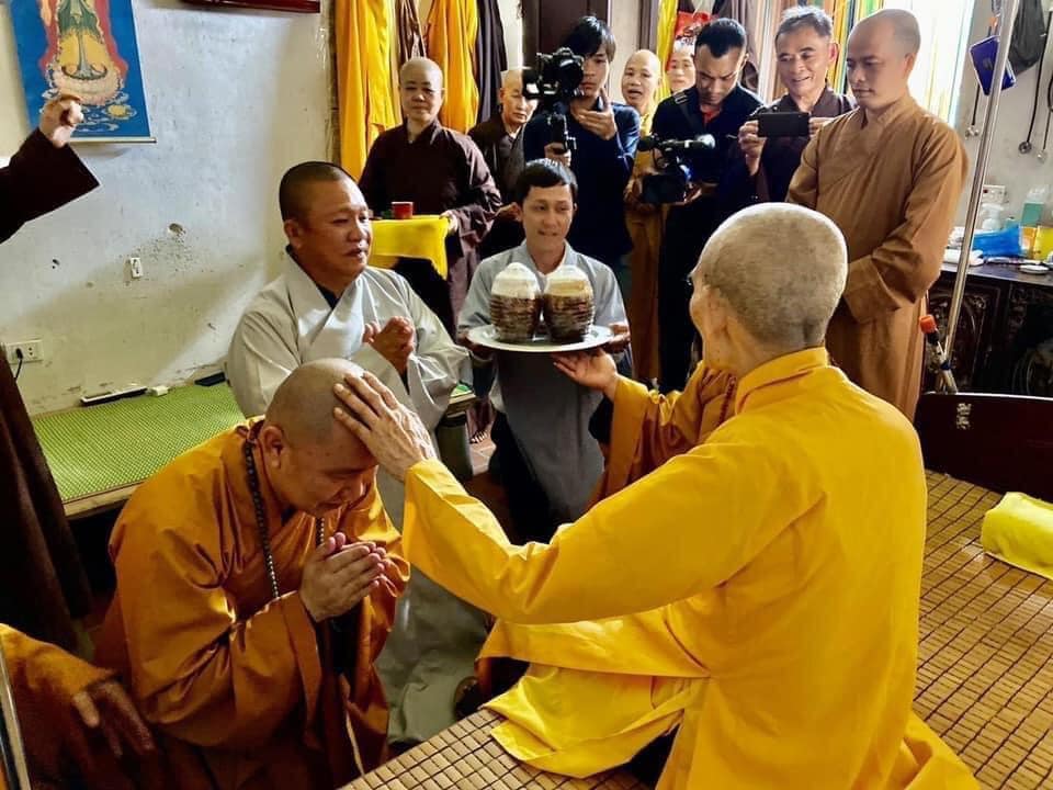 Ông Lê Phước Vũ thực hiện nghi thức quy y Tam bảo. Ảnh: Giáo hội Phật giáo Việt Nam