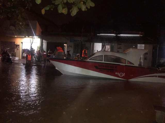 Lực lượng cứu hộ hỗ trợ người dân, đối phó lũ lụt xuyên đêm. Ảnh: ANTT