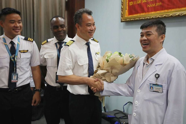   Đoàn bay 919 tặng hoa cảm ơn bác sĩ điều trị cho phi công Anh.  