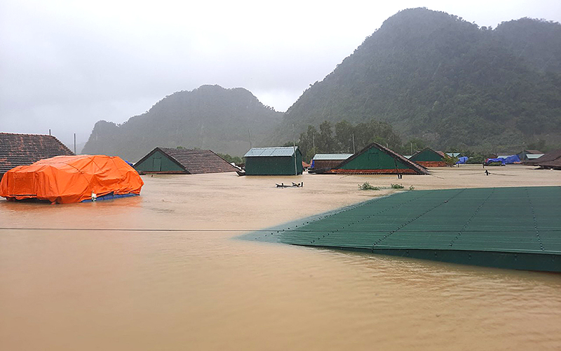 Ngập lụt khiến hơn 57.000 ngôi nhà trên địa bàn tỉnh Quảng Bình, đặc biệt, khu vực tại xã Tân Hóa, huyện Minh Hóa chìm trong biển nước. Ảnh: báo Nhân Dân