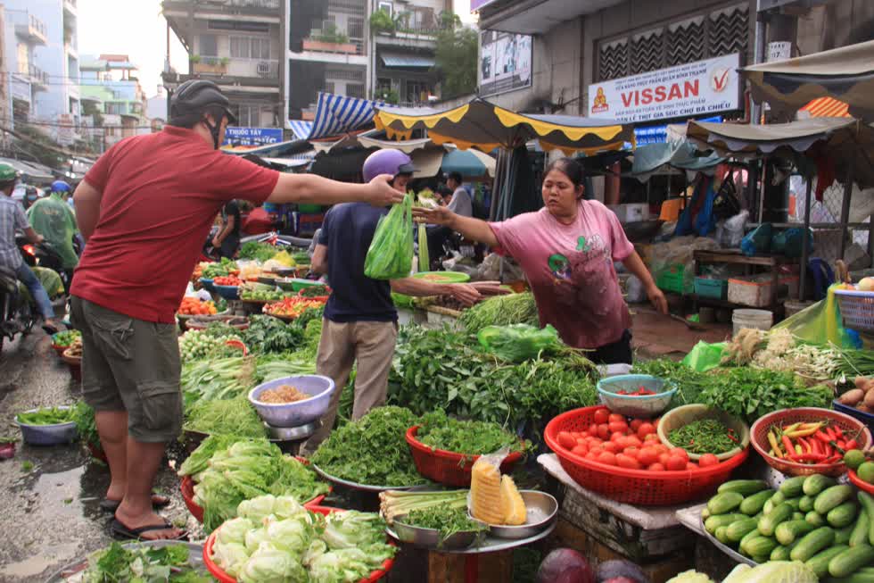 Thị trường tuần qua: Vàng, rau xanh tăng giá, trái cây rớt thê thảm