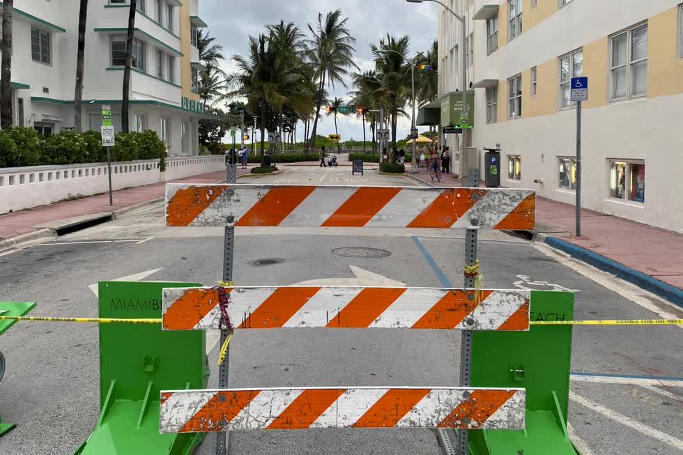 Một rào chắn chặn đường trước giờ giới nghiêm 20h tối, do các trường hợp nhiễm COVID-19 ở Florida, tại Miami Beach, Florida, Mỹ ngày 18/7. Ảnh: Reuters.