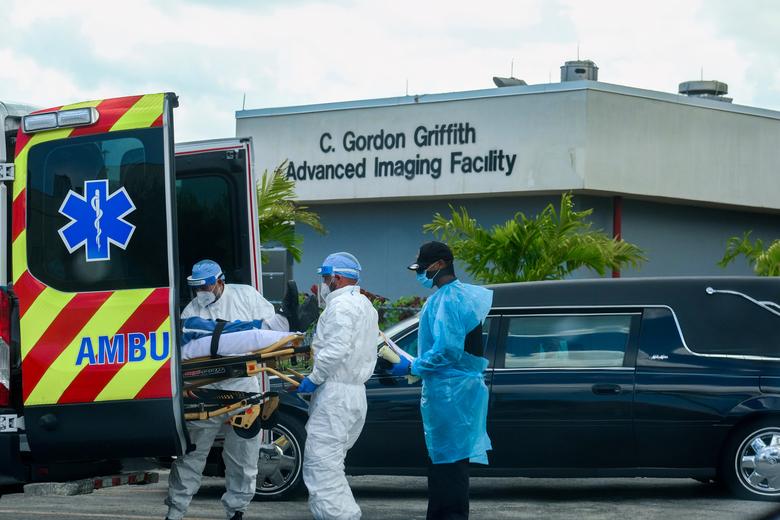   Kỹ thuật viên y tế khẩn cấp (EMT) đưa một bệnh nhân tại Trung tâm y tế North Shore nơi bệnh nhân nhiễm COVID-19 điều trị. Ảnh: Reuters.  