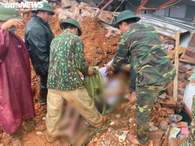 Thi thể thứ 15 trong vụ sạt lở tại khu vực đóng quân của Đoàn Kinh tế - Quốc phòng 337 (Quân khu 4) thuộc tỉnh Quảng Trị đã được đưa ra ngoài. Ảnh: VTC news