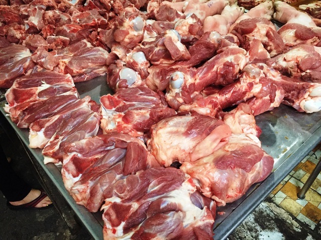 Thịt heo được bày bán tràn lan tại các sạp, không có biện pháp che chắn, bảo quản dẫn đến bị ô nhiễm vi sinh vật.