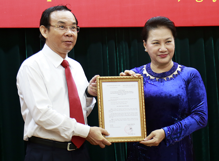 Chủ tịch Quốc hội Nguyễn Thị Kim Ngân trao quyết định cho ông Nguyễn Văn Nên sáng 11/10. Ảnh: Vnexpress