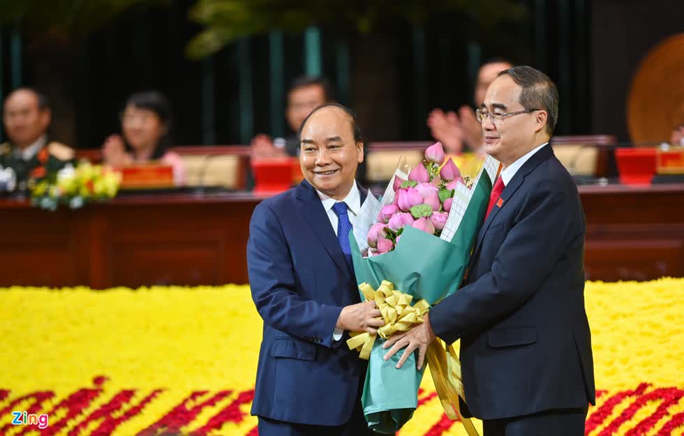 Thủ tướng Nguyễn Xuân Phúc nhận hoa cảm ơn từ Đảng bộ TP.HCM. Ảnh: Zing  