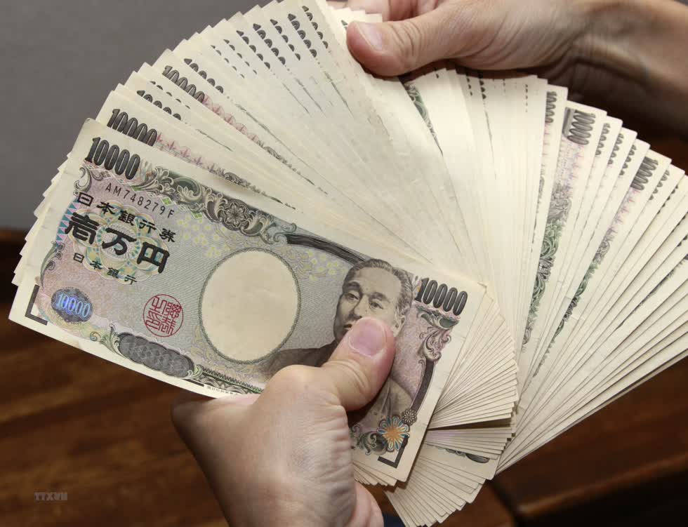 Tiền mệnh giá 10000 yen tại ngân hàng ở Tokyo,  Nhật Bản . Ảnh: AFP/ TTXVN