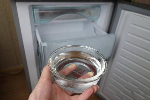 Mẹo tiết kiệm điện tủ lạnh chỉ với một ly nước