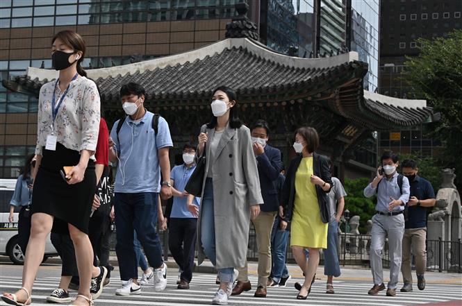 Người dân di chuyển trên đường phố tại Seoul, Hàn Quốc, ngày 11/9/2020. Ảnh: AFP/ TTXVN