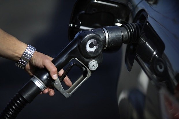 Giá dầu thế giới giảm dưới mức 40 USD/thùng, trong nước vẫn ổn định