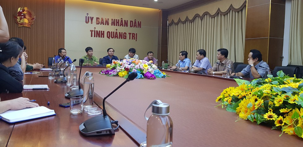   Cuộc họp khẩn lúc 2h sáng 18/10 tại UBND tỉnh Quảng Trị. Ảnh: Thanh Niên  