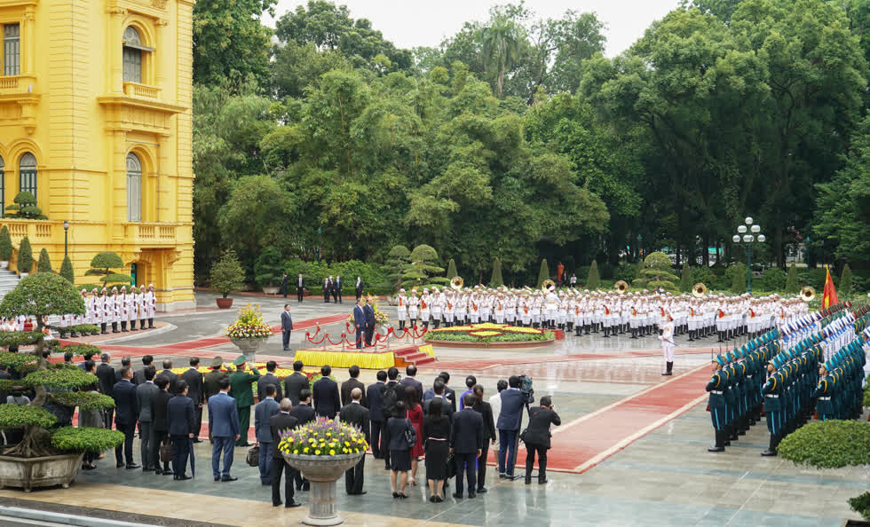 Đây là chuyến thăm nước ngoài đầu tiên của Thủ tướng Suga Yoshihide, diễn ra một tháng sau khi nhậm chức và là lần thứ hai liên tiếp một Thủ tướng mới của Nhật Bản chọn Việt Nam là nước đi thăm đầu tiên sau khi nhậm chức. Ảnh: VGP