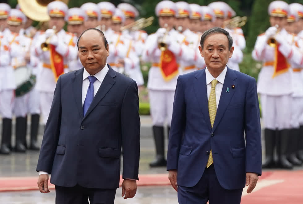 Thủ tướng Nguyễn Xuân Phúc và Thủ tướng Nhật Bản Suga Yoshihide từ nơi đón chính thức đến phòng hội đàm. Ảnh: VGP