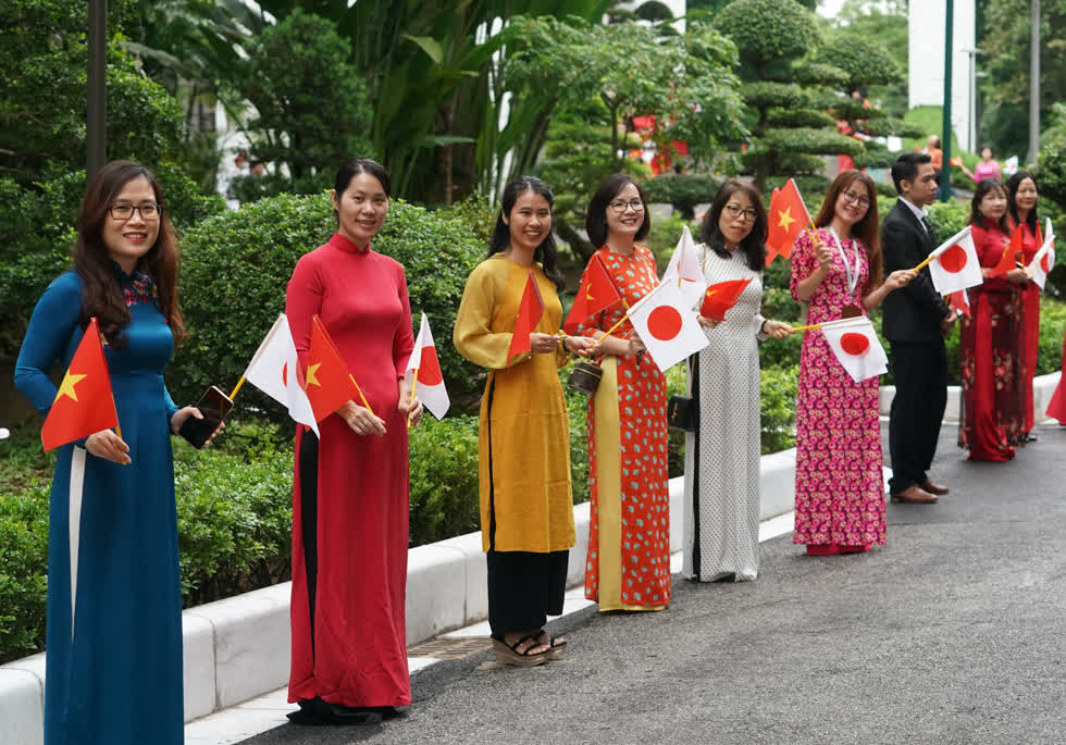 Cán bộ, công chức Văn phòng Chính phủ chào mừng Thủ tướng Nhật Bản, Phu nhân và đoàn Chính phủ Nhật Bản thăm chính thức Việt Nam. Ảnh: VGP