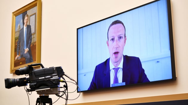 CEO của Facebook Mark Zuckerberg điều trần trước Tiểu ban Tư pháp Hạ viện về Luật chống độc quyền, Thương mại và Hành chính trong phiên điều trần về “Nền tảng Trực tuyến và Sức mạnh Thị trường”, tại Tòa nhà văn phòng Rayburn House vào ngày 29/7. Ảnh: Reuters.