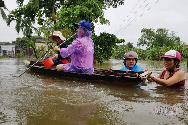Mưa lớn gây ngập lụt nghiêm trọng tại Quảng Nam. Ảnh: Vietnamnet