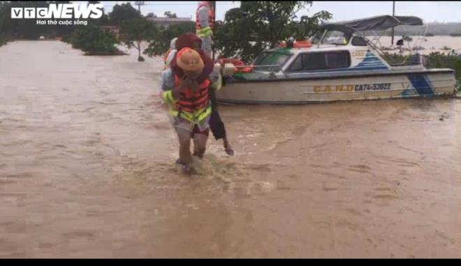 Bộ đội Biên phòng Quảng Trị hỗ trợ đưa người già, trẻ nhỏ đến nơi an toàn. Ảnh: VTC news