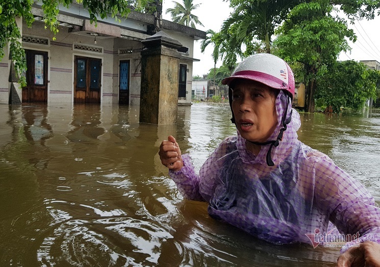 Nước ngập đến ngang ngực người dân, nhiều điểm nước ngập sâu hơn 1,5 m. Ảnh: Vietnamnet