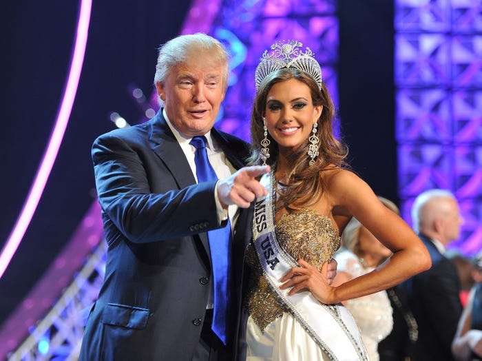 Trước khi trở thành Tổng thống, tên của ông Trump gắn với các cuộc thi Hoa hậu Hoàn vũ (Miss Universe), Hoa hậu Mỹ (Miss USA) và Hoa hậu Thiếu niên Mỹ (Miss Teen USA). Cả ba cuộc thi này đều ở dưới trướng công ty Miss Universe Organization mà ông Trump từng mua lại. Ảnh: AP