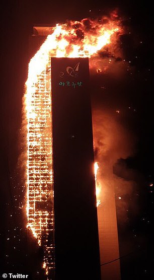 Tòa nhà bốc cháy ngùn ngụt trong đêm. Ảnh: Daily Mail. 