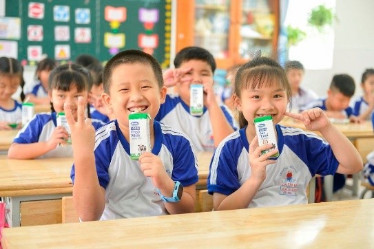 Hoạt động uống sữa học đường đã trở thành quen thuộc đối với các em học sinh mầm non và tiểu học tại nhiều tỉnh thành cả nước
