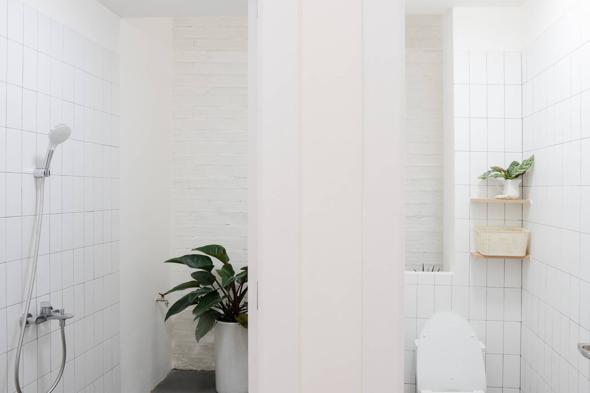 Nhà vệ sinh nhìn ra giếng trời với màu trắng gợi cảm giác tinh khiết, sạch sẽ. 