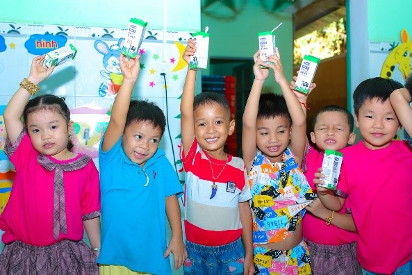 Chương trình Sữa học đường đã góp phần tiết kiệm chi phí cho các phụ huynh trong việc bổ sung dinh dưỡng cho con, đặc biệt đối với các vùng điều kiện kinh tế còn khó khăn
