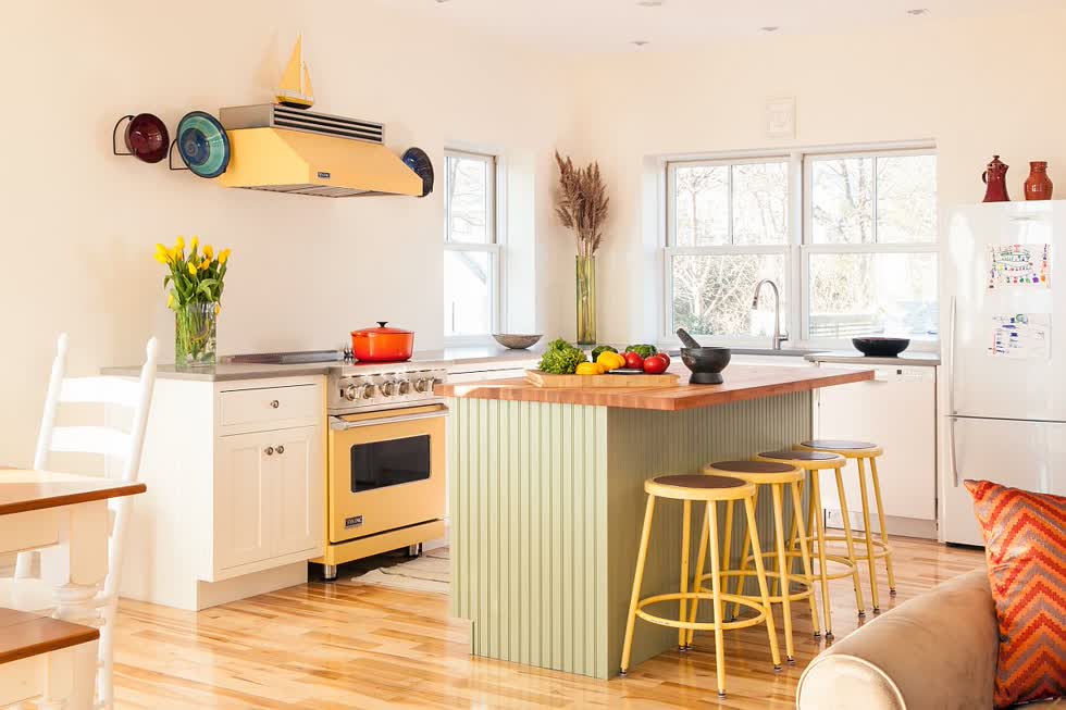   Nhà bếp chiết trung tinh tế với phông nền trắng và các khối màu xanh lá cây và vàng pastel.  