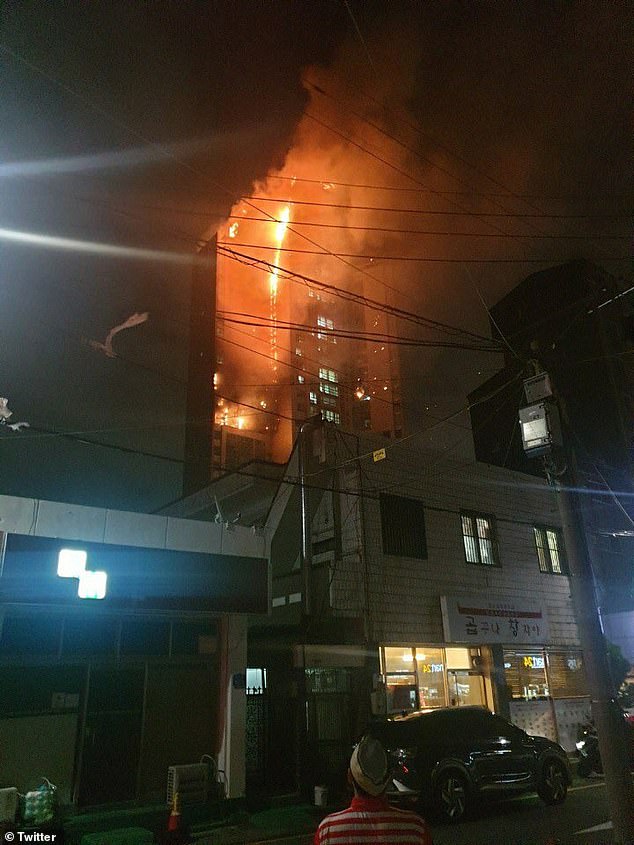 Theo truyền thông Hàn Quốc, ít nhất 13 người bị thương trong vụ cháy này.