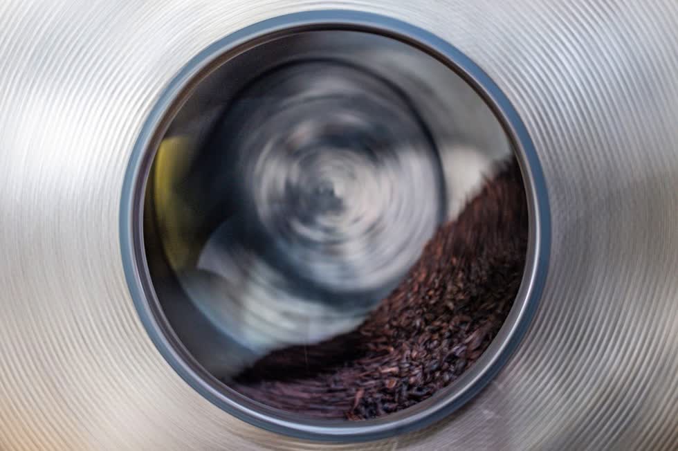 Xưởng rang xay cà phê Antong có thể sản xuất lên đến 2 tấn cà phê thành phẩm mỗi ngày, với nguồn cung một nửa là cà phê Malaysia, số còn lại là nhập khẩu. Ảnh: AFP.
