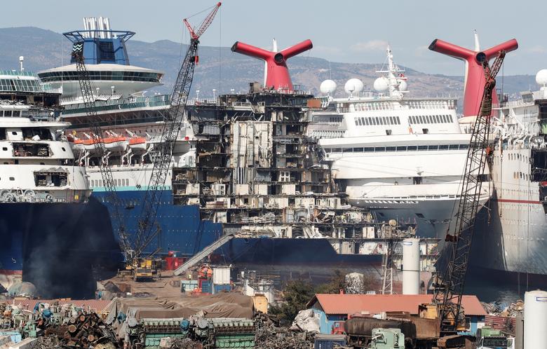 Những chiếc du thuyền đã ngừng hoạt động và được tháo dỡ tại bãi phá tàu Aliaga ở thành phố cảng Izmir của Thổ Nhĩ Kỳ. Ảnh: Reuters.