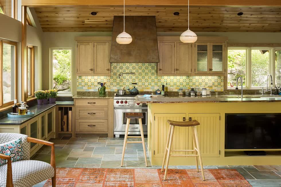   Cặp đôi màu sắc xanh lá và vàng chanh mang đến cái nhìn tươi mới, hút mắt cho phòng bếp phong cách truyền thống.  