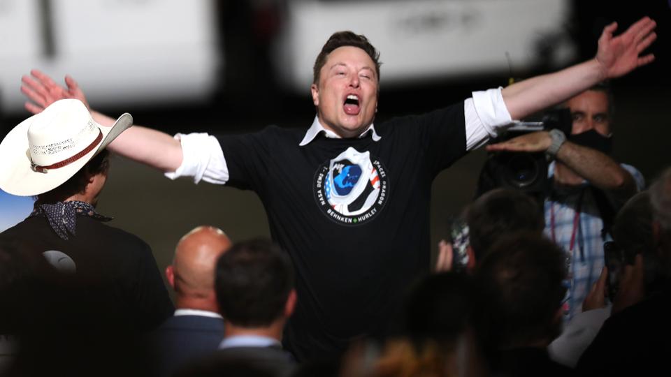 Người sáng lập SpaceX Elon Musk ăn mừng sau khi phóng thành công tên lửa SpaceX Falcon 9 vào ngày 30/5 tại Cape Canaveral, Florida.