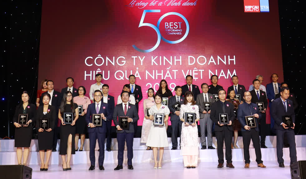 Ông Đỗ Thanh Tuấn – Giám đốc Đối ngoại Công ty  Vinamilk  (hàng đầu, thứ 5 từ trái sang) – tại Lễ vinh danh “Top 50 công ty kinh doanh hiệu quả nhất Việt Nam”.