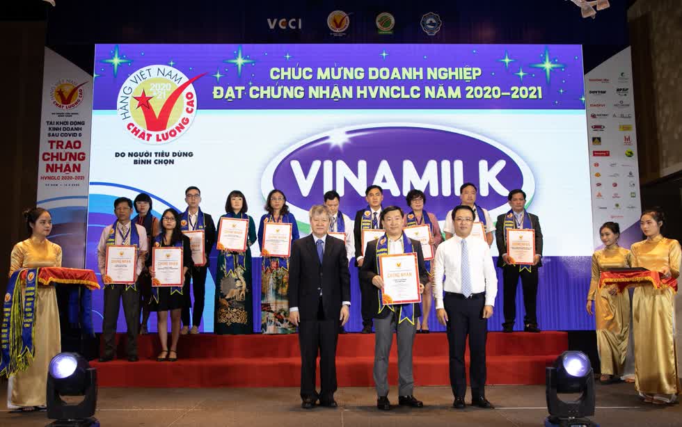 Ông Đỗ Thanh Tuấn – Giám đốc Đối ngoại  Công ty Vinamilk  – nhận giấy chứng nhận Hàng Việt Nam Chất Lượng Cao lần thứ 24.
