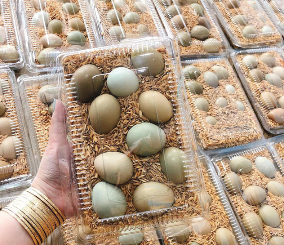  Trứng chim trĩ đang được bán tại TP.HCM với giá 19.000 đồng/quả (190.000 đồng/chục).  