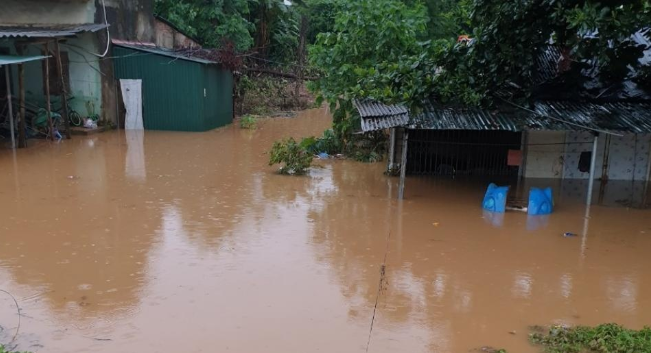   Một nhà dân tại tổ 11, phường Bắc Cường, TP.Lào Cai bị ngập sâu trong nước. Ảnh Báo Lào Cai.