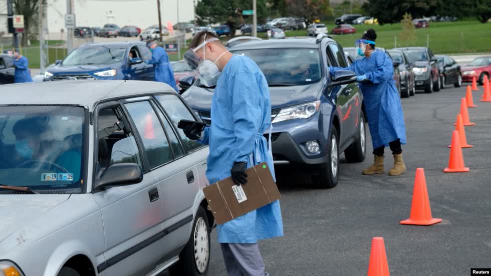 Người dân xếp hàng chờ xét nghiệm COVID-19 ở Wisconsin. Ảnh: Reuters.