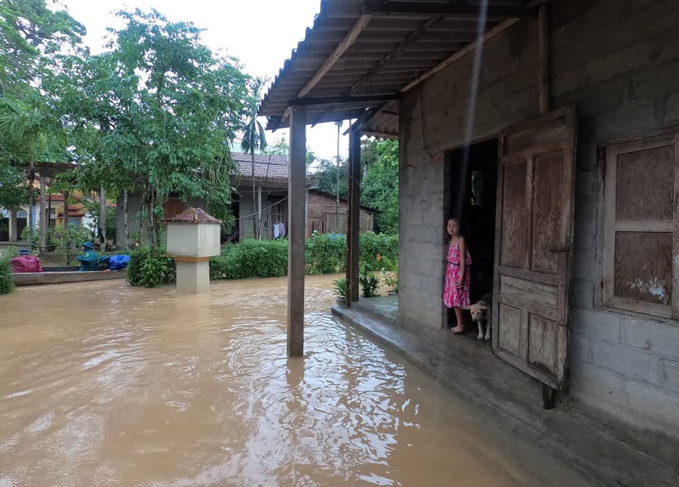 Theo thống kê, do ảnh hưởng của mưa lũ, đến nay, Thừa Thiên - Huế có 1.000 nhà dân bị ngập sâu trong nước từ 0,3-0,8 m; di dời hơn 300 hộ dân ở vùng nguy hiểm. Mưa lũ khiến một người mất tích và 4 người bị thương. Ảnh: Zing
