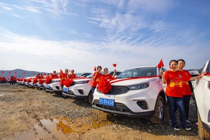 Lãi đậm, một công ty tại Trung Quốc tặng hơn 4.000 ô tô cho nhân viên