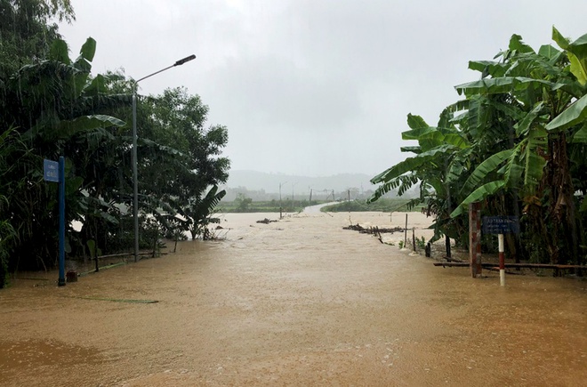 Ngầm bến Sú (xã Xuân Hóa, huyện Minh Hóa) bị ngập sâu hơn 1 m. Ảnh: Zing